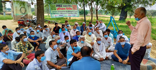 Addressing the farmers in the camp