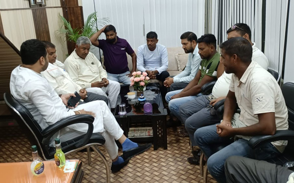 Gaurav Mittal Padla interacting with the workers