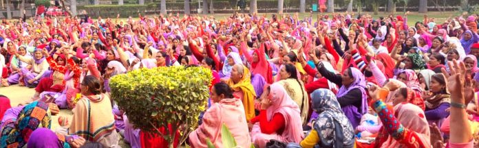 Anganwadi workers shout in Mansarovar Park