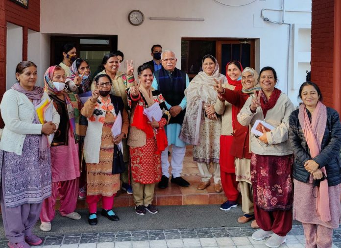 Anganwadi Workers Helpers Got Gift