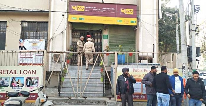 Robbery Of 16 lakhs In PNB