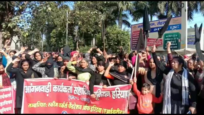 Anganwadi Workers Celebrated black Day in Rohtak