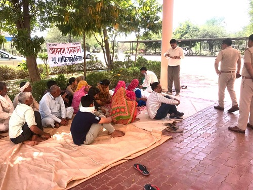 Families Sitting on Hunger Strike Against Land Mafia