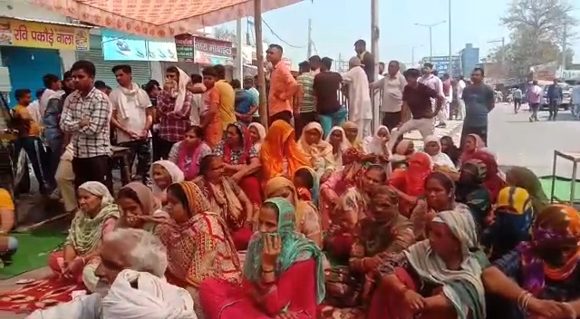 Villagers Blocked Karnal Assandh Road Due To Attack On Gaushala manager
