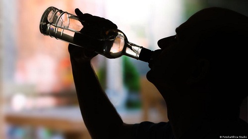 शराब पीकर कांच की बोतल सड़क पर तोडऩे के दो मामले दर्ज