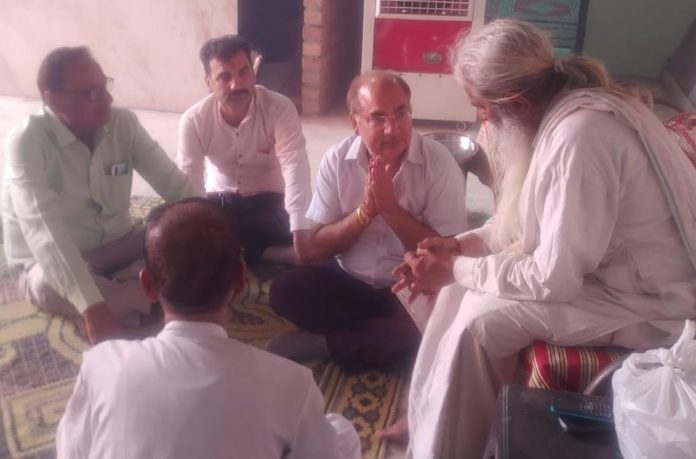 Gajendra Saluja took blessings on the throne of Sant Gahadu