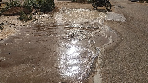 Hundreds of liters of water flowing on the roads due to pipeline leakage