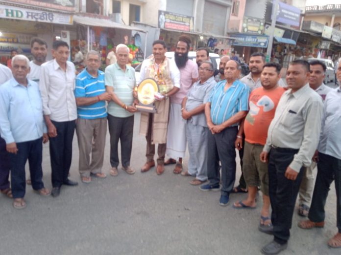 काठगढ़ बलाचौर के एसएचओ भरत मसीह लद्दड़ को क्षेत्र के लोगों ने डीएसपी पद पर पदोन्नत कर सम्मानित किया
