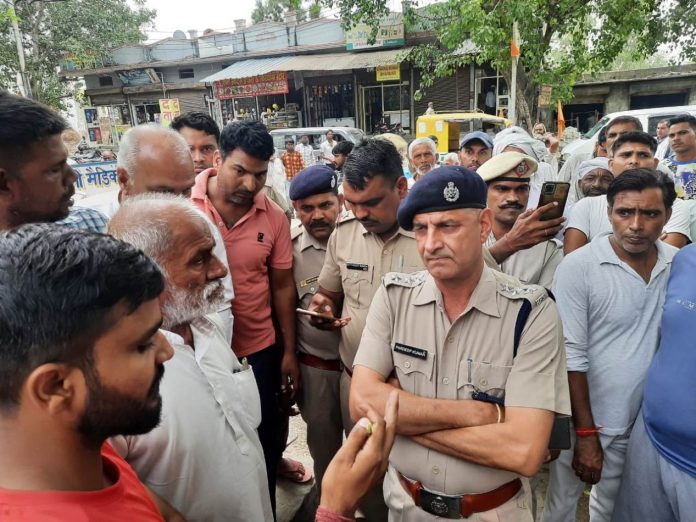 दो समुदायों के बीच मारपीट ने पकड़ा तूल- पुलिस बल पहुंचा मौके पर