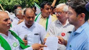 Protest against throwing ink on Rakesh Tikait