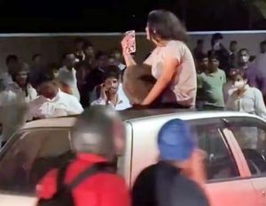 चंडीगढ़ में ड्रामा: कार की छत पर युवती का हंगामा