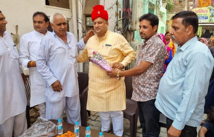 मेरे को गरीब व असहाय लोगों की सेवा करने में मजा आता है : विजय जैन
