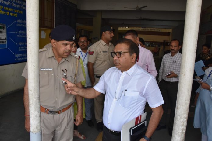 पानीपत डीसी ने देरी से कार्यालय आने वाले अधिकारियों व कर्मचारियों को लगाई फटकार व अनुशासन का पढ़ाया पाठ पानीपत डीसी ने देरी से कार्यालय आने वाले अधिकारियों व कर्मचारियों को लगाई फटकार व अनुशासन का पढ़ाया पाठ