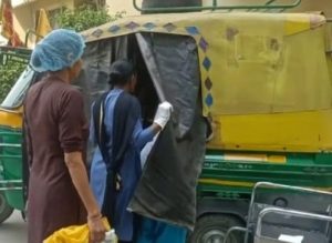 पानीपत में सिविल अस्पताल के गेट पर ही ऑटो रिक्शा में बच्चे का जन्म