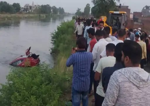 दिल्ली पैरलर नहर में गिरी कार - एक युवक व युवती को स्थानीय लोगों ने बचाया - एक युवती मौत