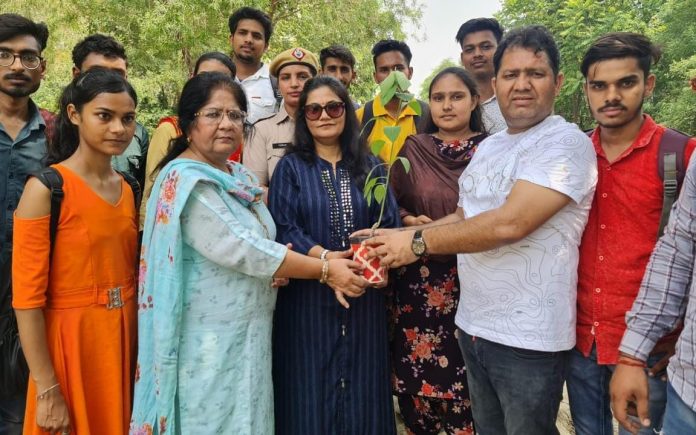 देशबंधु गुप्ता कॉलेज के पक्षी विहार में कसौरे लगाकर गर्मी के मौसम में बेजुबान परिंदों को बचाने का संदेश दिया