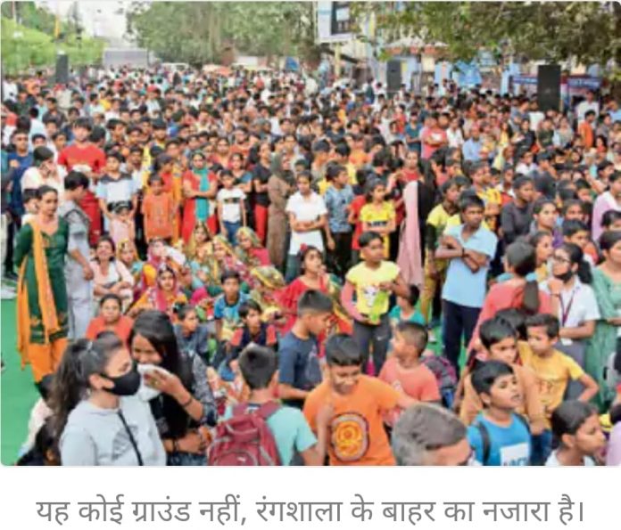 Rohtak News Roadway Program Stage Decorated in the Middle of Sonipat Road