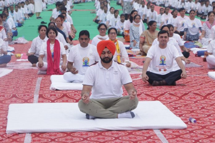Panipat News/Sports Minister did yoga with students and yoga seekers