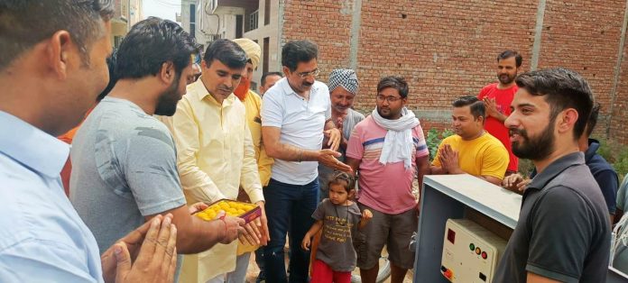 Panipat News/Social worker Harpal Dhanda inaugurated new tube well in Deshraj Colony