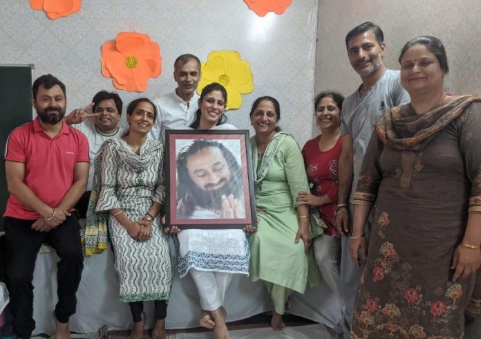 हैप्पीनेस प्रोग्राम के अंतर्गत उपहार में दिए गए पौधे