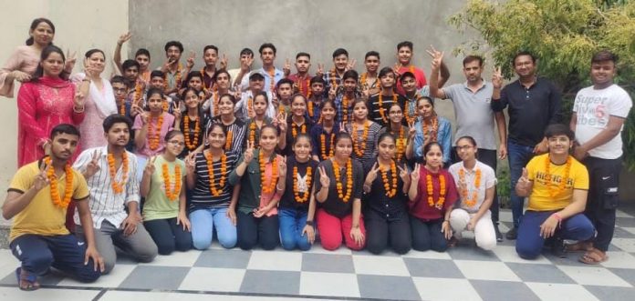 Panipat News/Navyug Public School took highest merit in Panipat district