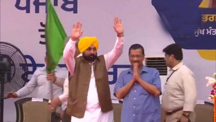 Kejriwal and Bhagwant Mann Flag Off Volvo Buses