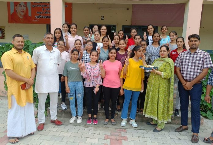 Panipat News/Arya Bal Bharti Vidyalaya's class 12th examination result was 100%