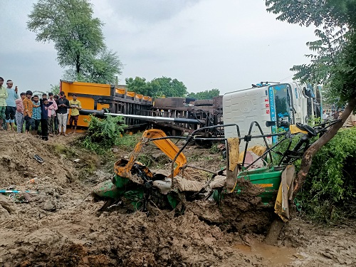 7 killed in auto and dumper collision