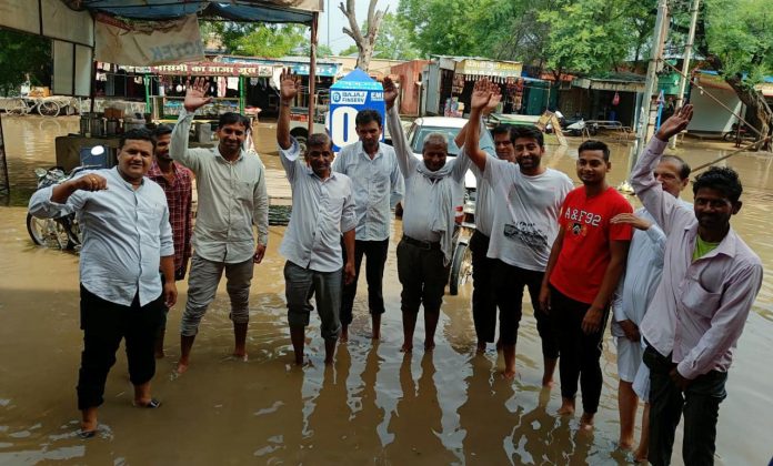 Shopkeepers Upset Due to Waterlogging in Bhattu's Markets