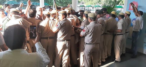 Teachers who went to give memorandum to DC clash with police