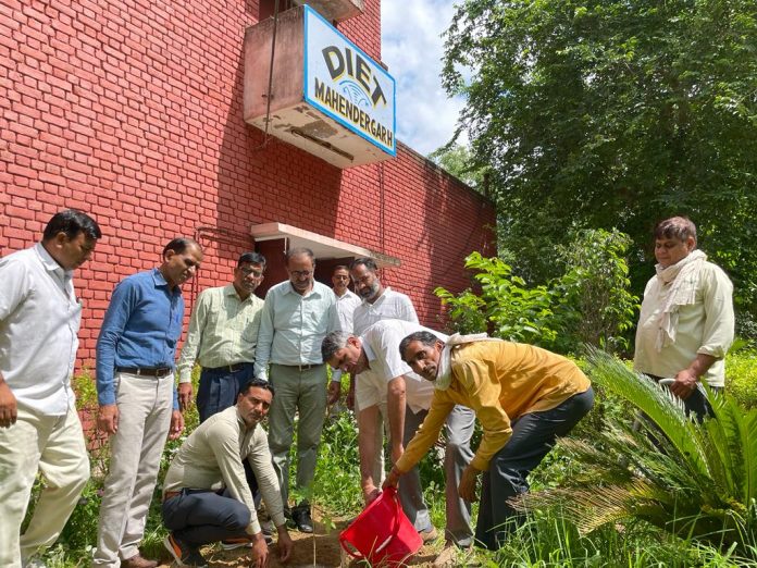 आजादी के अमृत महोत्सव की श्रेणी में डीसी जयकृष्ण आभीर के निर्देशन में पर्यावरण संरक्षण एवं प्रकृति की रक्षा करने व वातावरण को हरा-भरा बनाने के लिए प्लांटेशन डे के तहत डाइट प्रांगण में पौधारोपण कर प्रकृति के संरक्षण का संकल्प लिया।