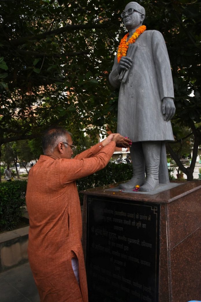 Panipat News/MP Sanjay Bhatia paid floral tributes at the statue of freedom fighter Late Deshbandhu Gupta