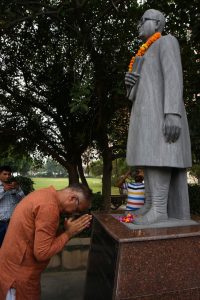 Panipat News/MP Sanjay Bhatia paid floral tributes at the statue of freedom fighter Late Deshbandhu Gupta