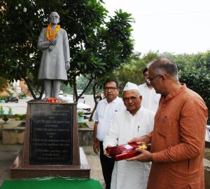 Panipat News/MP Sanjay Bhatia paid floral tributes at the statue of freedom fighter Late Deshbandhu Gupta