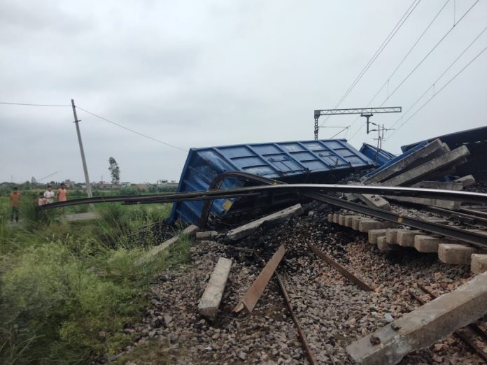 Rohtak News/Goods train derails on Delhi Rohtak railway line near Kharavad railway station