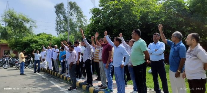 Panipat News/Employees fiercely opposed the Electricity Bill Bill 2022 at the main gate of Thermal