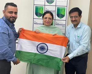Panipat News/SBI branch of Ansal Sushant City distributed flags at Millennium School