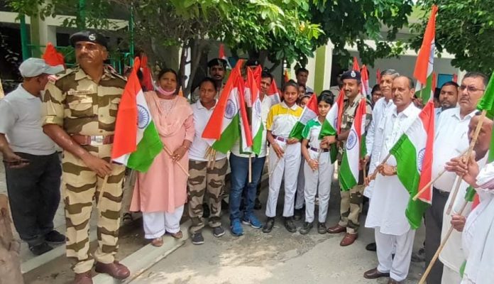 Panipat News/CISF jawans distributed 1300 tricolor flags