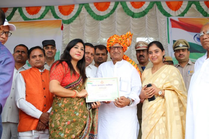 Panipat News/Rajya Sabha MP Ramchandra Jangra honored Rajni Beniwal for her special work