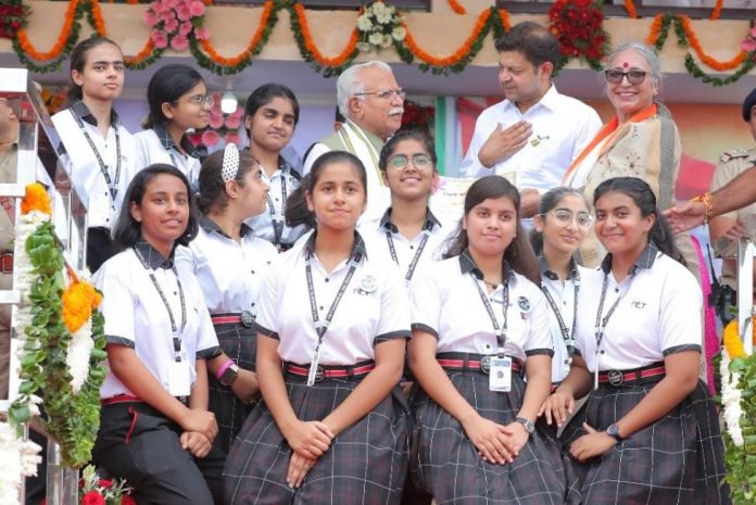 Panipat News/CM honored the girls of Piet School
