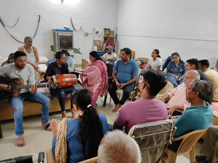 Panipat News/Art of Living family did satsang in old age ashram