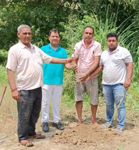 Panipat News/Greenman Assistant Prof. Daljit Kumar planted saplings on the 10th wedding anniversary