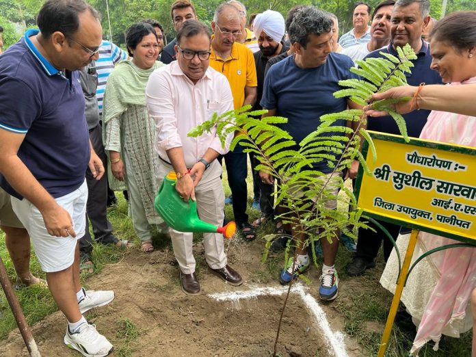 Panipat News/Planted 150 fruit and flower plants in front of Veer Savarkar Park Sector 12 Mega Mittal
