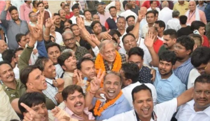 Naveen Jain's head was crowned as the head of the Vaish Educational Institute with the entire panel a winning procession was taken out