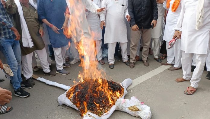 Farmers protest in front of Karnal Secretariat burnt effigy of Police Inspector Harjinder Singh