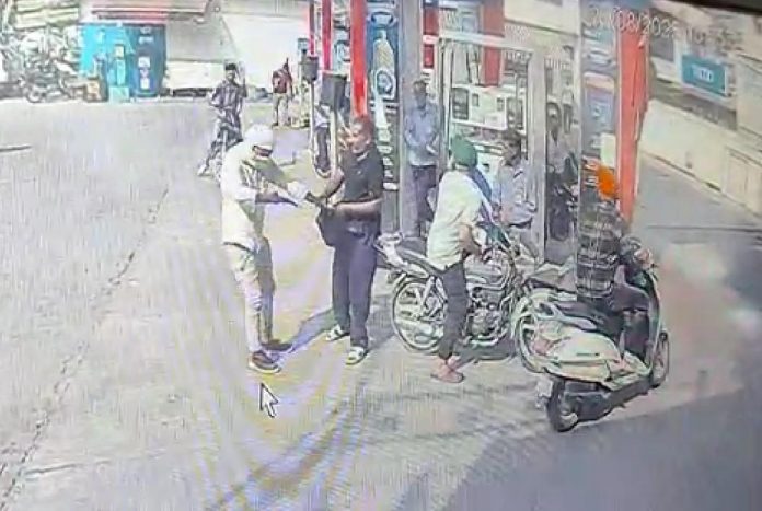 Weapons came to rob the petrol pump thrashed