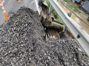 Panipat News/Due to rain the National Highway in front of Babarpur Mandi towards Karnal was broken at many places.