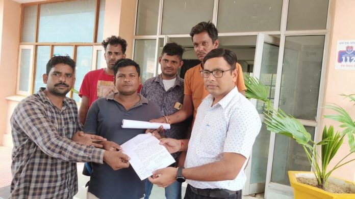 Mahendragarh News/Villagers of village Basai submitted memorandum demanding investigation of embezzlement case