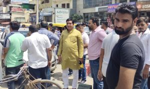 Panipat News/Shopkeepers of Gohana Road along with Congress leader Sanjay Aggarwal blocked the road