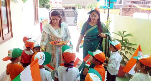 मॉमस लैप प्ले स्कूल में स्वतंत्रता दिवस
